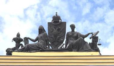 Скульптура Правосудие и благочестие на фасаде, над аркой зданий Сената и Синода, площадь Декабристов